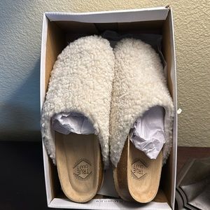 Ultramite Faux Shearclog sz 7 cream, brand new